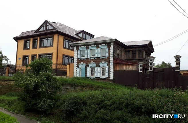 За 200 млн рублей продают кирпичный дом слева | Источник: Ксения Власова / IRCITY.RU