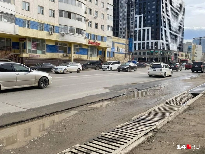 Ливневка далеко и уровнем выше проезжей части, талые воды не доплывают. Чего добивался подрядчик, непонятно. А асфальт у края дороги уже крошится | Источник: Надежда Ефимова / 14.RU