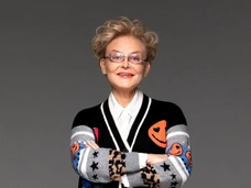 Большие зеркала, скульптуры, картины: 64-летняя Елена Малышева в пижаме провела экскурсию по роскошной ванной