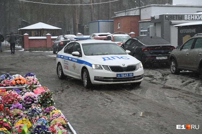 Более 380 экипажей вышли на дежурство в Радоницу в Свердловской области | Источник: Дмитрий Емельянов / E1.RU
