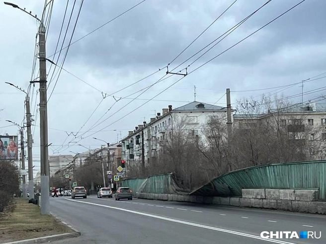 Забор почти перекрыл полосу | Источник: очевидец