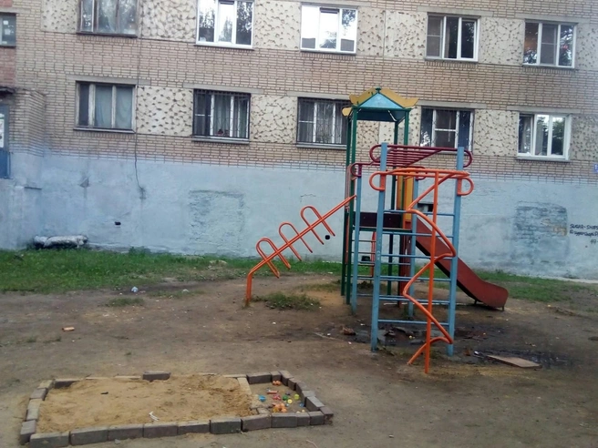 В своё время благоустройство двора ограничили установкой мини-городка | Источник: «Подслушано ЧТЗ (official) Челябинск» / Vk.com