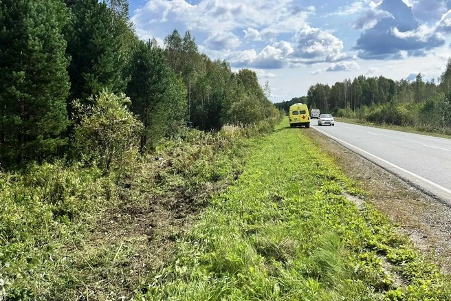 На месте работали не только полицейские, но и медики  | Источник: Госавтоинспекция Тобольска 