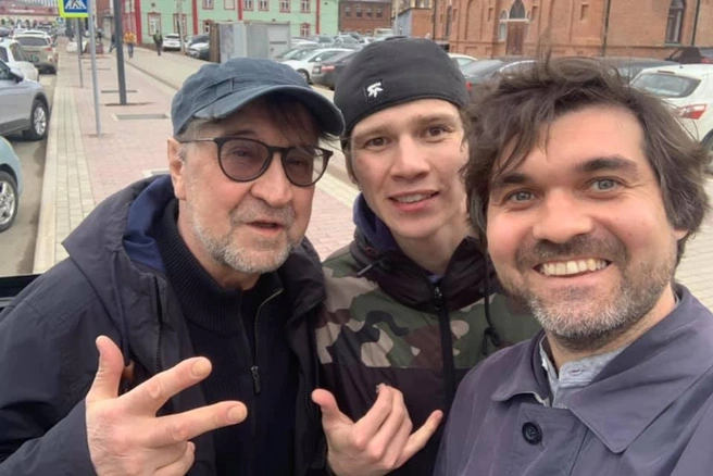 Несмотря на съемки, Юрий Шевчук не отказался сфотографироваться с уфимцами | Источник: Артур Рахметов / Facebook.com
