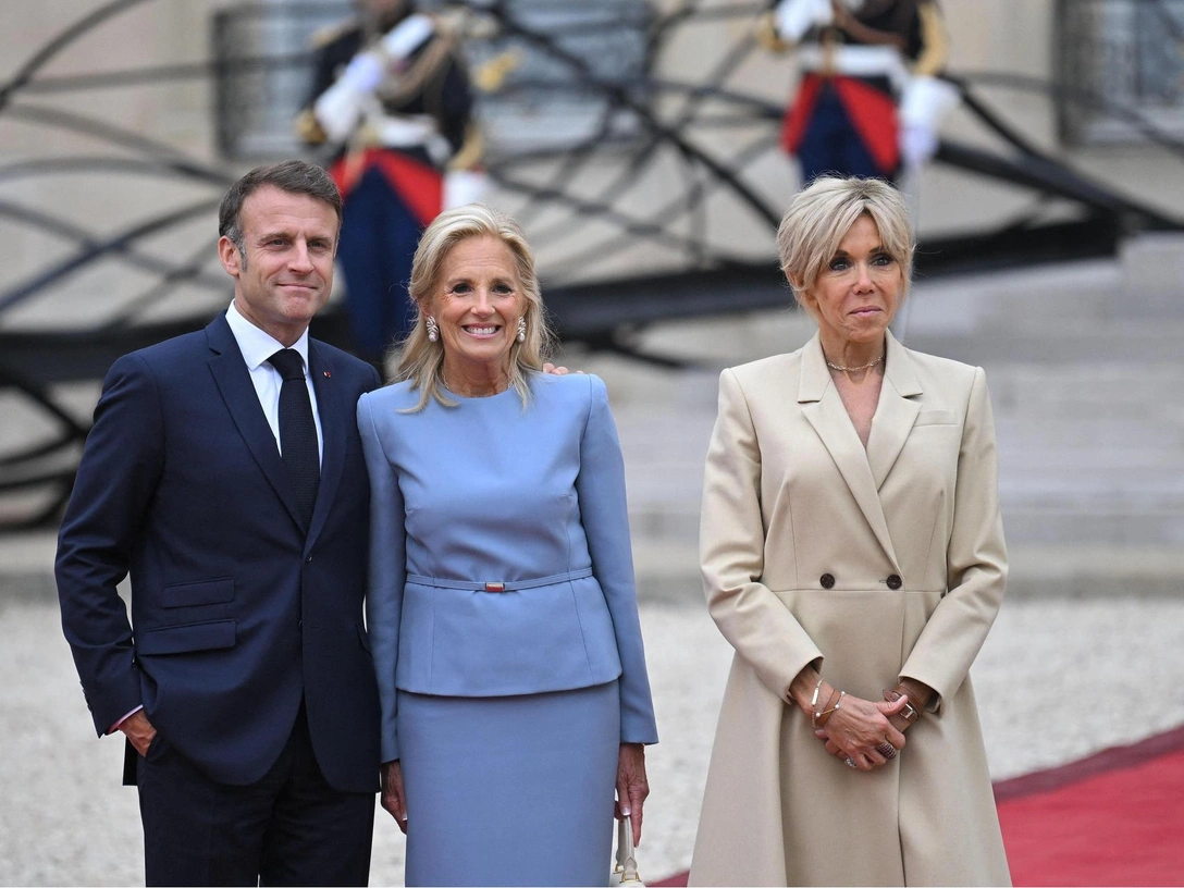 Эммануэль Макрон, Джилл Байден и Брижит Макрон, Париж, 26 июля 2024 | marieclaire.ru