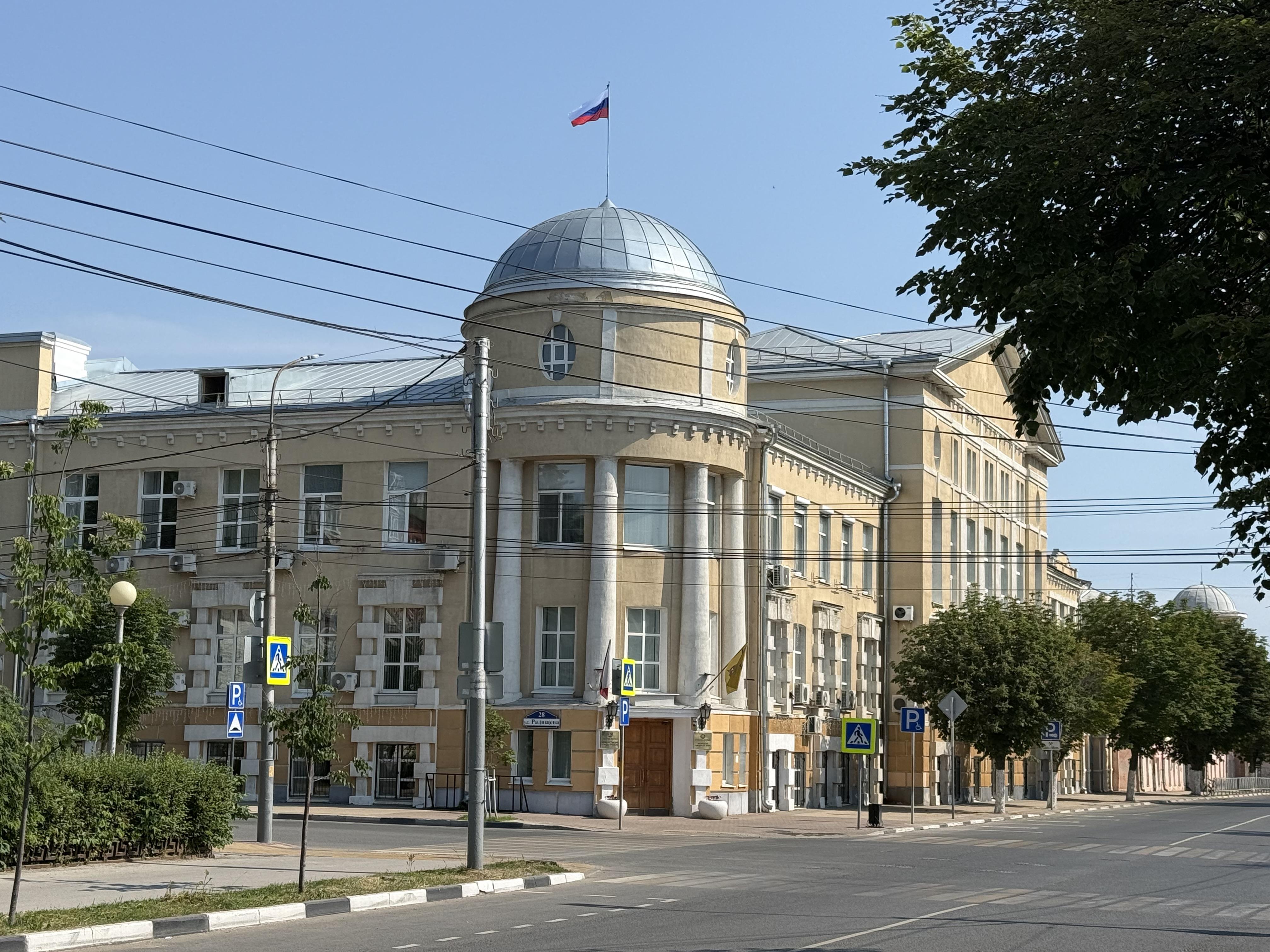 «Жители мусорят, службы — не успевают»: горожанка пожаловалась на грязь, вырубку деревьев и травлю…