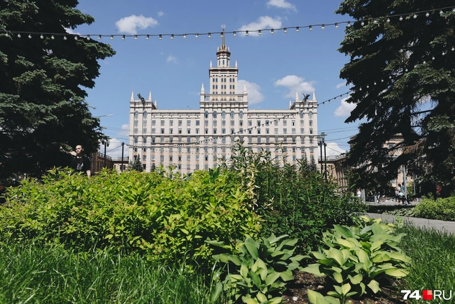 На верхушке засиял «золотой» шпиль, а по бокам установили бронзовые скульптуры Ники и Прометея, словно пикирующие на зазевавшихся студентов | Источник: Дарья Пона