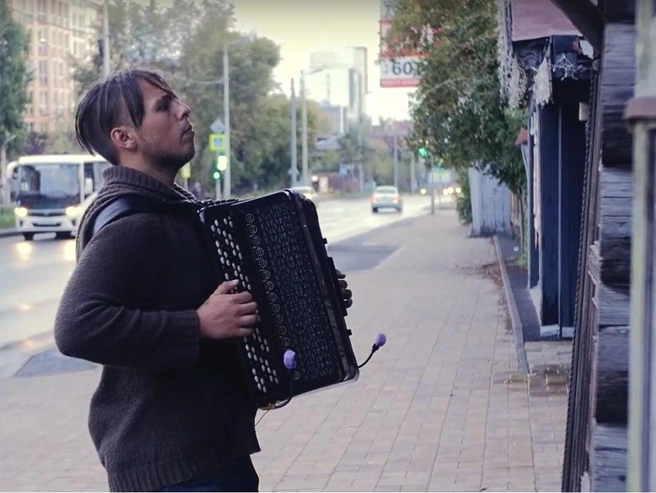 Баянист будто говорил со старыми стенами | Источник: скриншот из пьесы Елизаветы Згирской