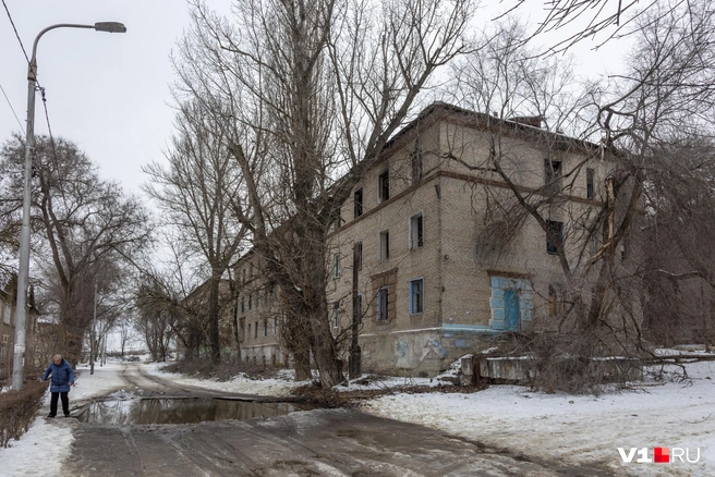 Пошедшее под снос общежитие в Веселой Балке было расселено и уже давно заброшено | Источник: Константин Завриков / V1.RU