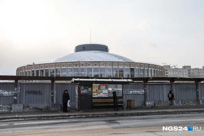 Вид на цирк преграждает забор | Источник: Мария Ленц / NGS24.RU 