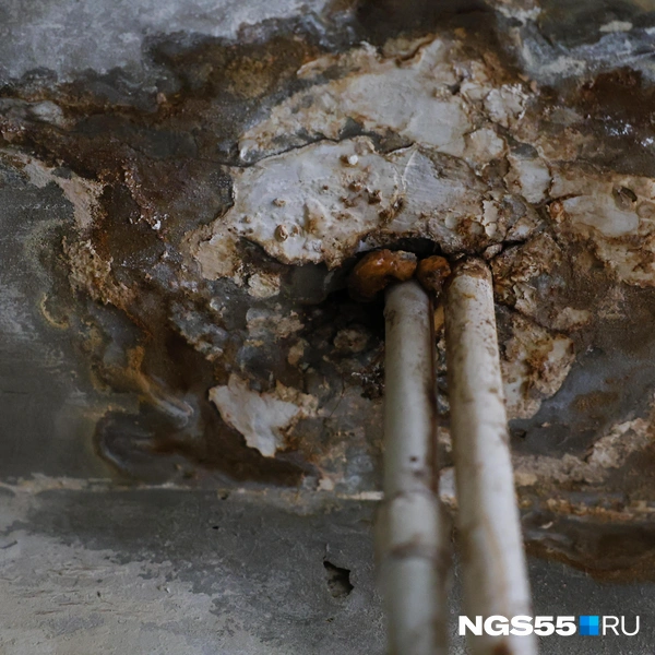 По трубам через все этажи сочится вода | Источник: Евгений Софийчук / NGS55.RU