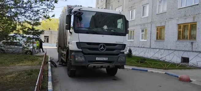 Водитель мусоровоза не заметил ребенка | Источник: «Прокуратура Омской области» / T.me