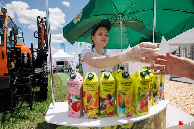 Продуктовые экспонаты не только показывали, но и давали попробовать всем желающим | Источник: Алексей Волхонский / V1.RU