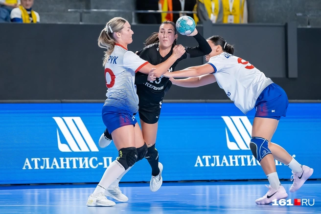 В какой-то момент москвички сократили отставание с семи до двух мячей | Источник: Евгений Вдовин / 161.RU