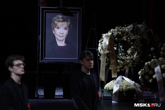 На сцене разместили портрет актрисы, букеты цветов и венки | Источник: Дмитрий Толстошеев / MSK1.RU