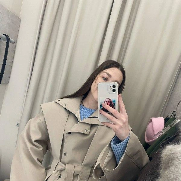 Укороченный тренч с легким утеплителем, в магазине представлено несколько моделей, от 7 тысяч рублей | Источник: Алена Золотухина / NGS.RU