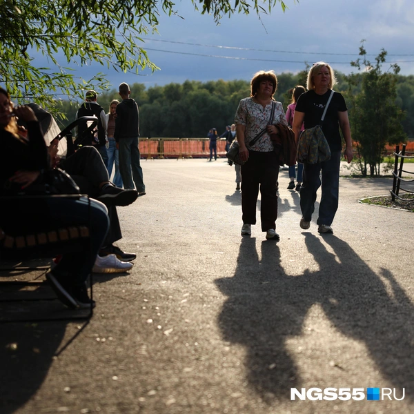Люди постепенно подходили к сцене | Источник: Евгений Софийчук / NGS55.RU