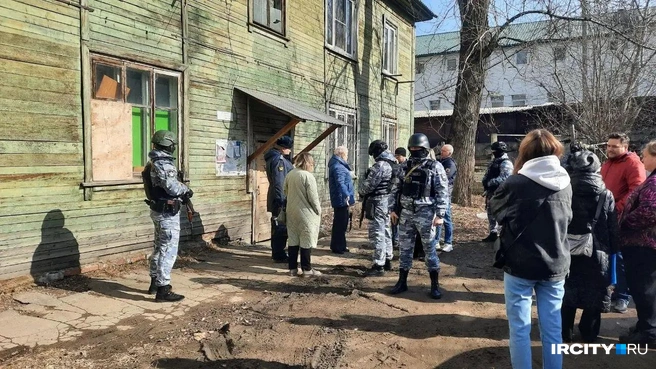 Приставы и вооруженные люди выселили Елену 8 апреля | Источник: Виктор Лучкин / «ИрСити»