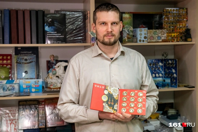 Александр занимается нумизматикой с 2009 года | Источник: Евгений Вдовин / 161.RU