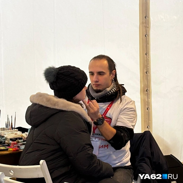 Болельщикам бесплатно делали грим, но туда была очередь примерно из 20 человек | Источник: Виктория Улитова / YA62.RU