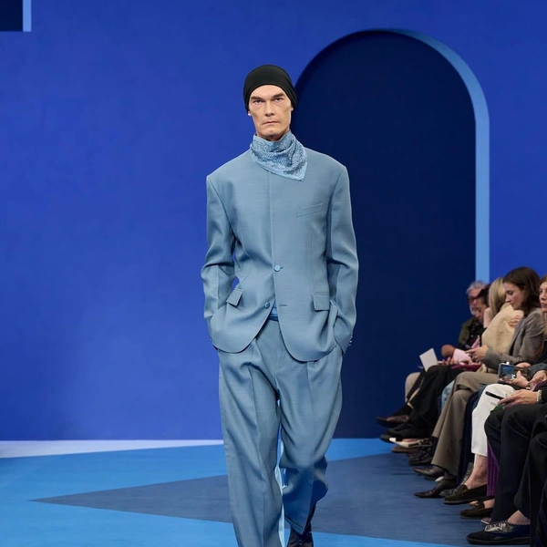 Lanvin возвращает синий цвет — фирменный оттенок Дома Lanvin возвращает синий цвет — фирменный оттенок Дома