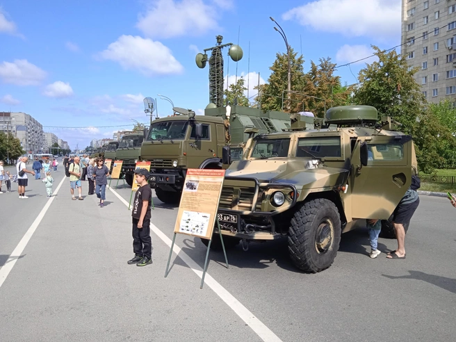 Выставка военной техники у ТЦ&nbsp;«Лидер» | Источник: Дмитрий Сильнов / 173. RU