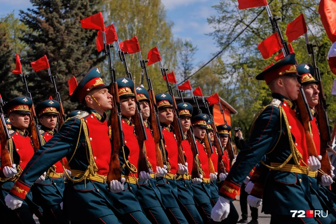 Конечно, они были не в полевой форме, а, как и положено, в парадной | Источник: Ирина Шарова / 72.RU 