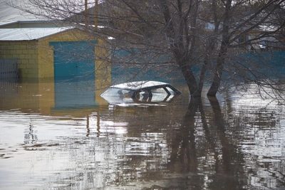 Автомобиль с людьми упал в реку и поплыл по течению: видео