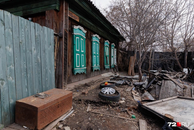 Окна дома выходят на гаражный кооператив. Часть смогли заколотить  | Источник: Ирина Шарова / 72.RU
