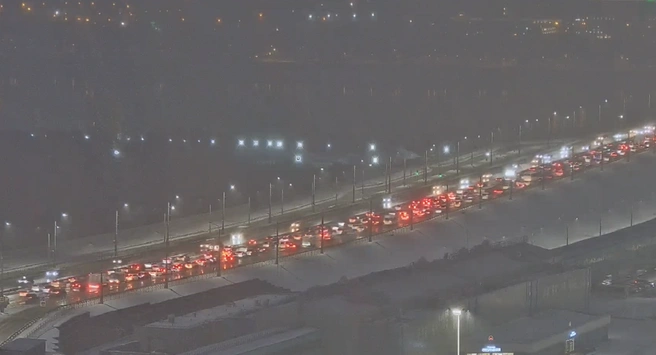 На Октябрьском мосту собрались пробки в направлении улицы Восход  | Источник: «Электронный город»