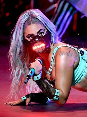 Фото №2 - Леди Гага в ярких масках, Майли Сайрус на шаре и дань уважения Чедвику Боузману: как прошла премия MTV VMA