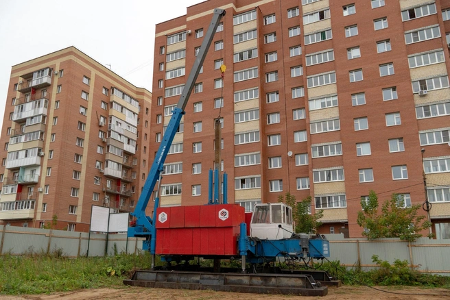 Сейчас завершаются работы по испытанию пробных свай перед массовым задавливанием свайного поля | Источник: Кирилл Поверинов