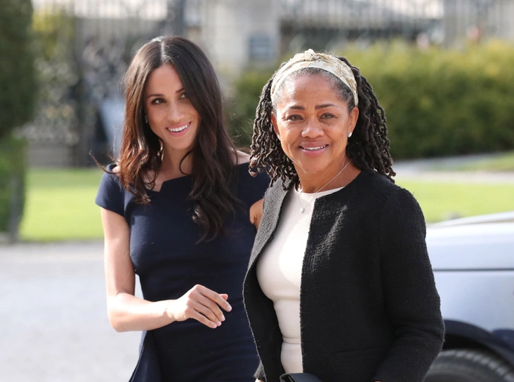 Меган Маркл со своей мамой Дорией Рэгланд за день до королевской свадьбы, 18 мая 2018 года