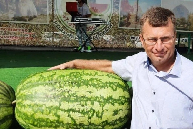 Виталий Мокрушин со своим арбузом-рекордсменом | Источник: Личный архив Виталия Мокрушина