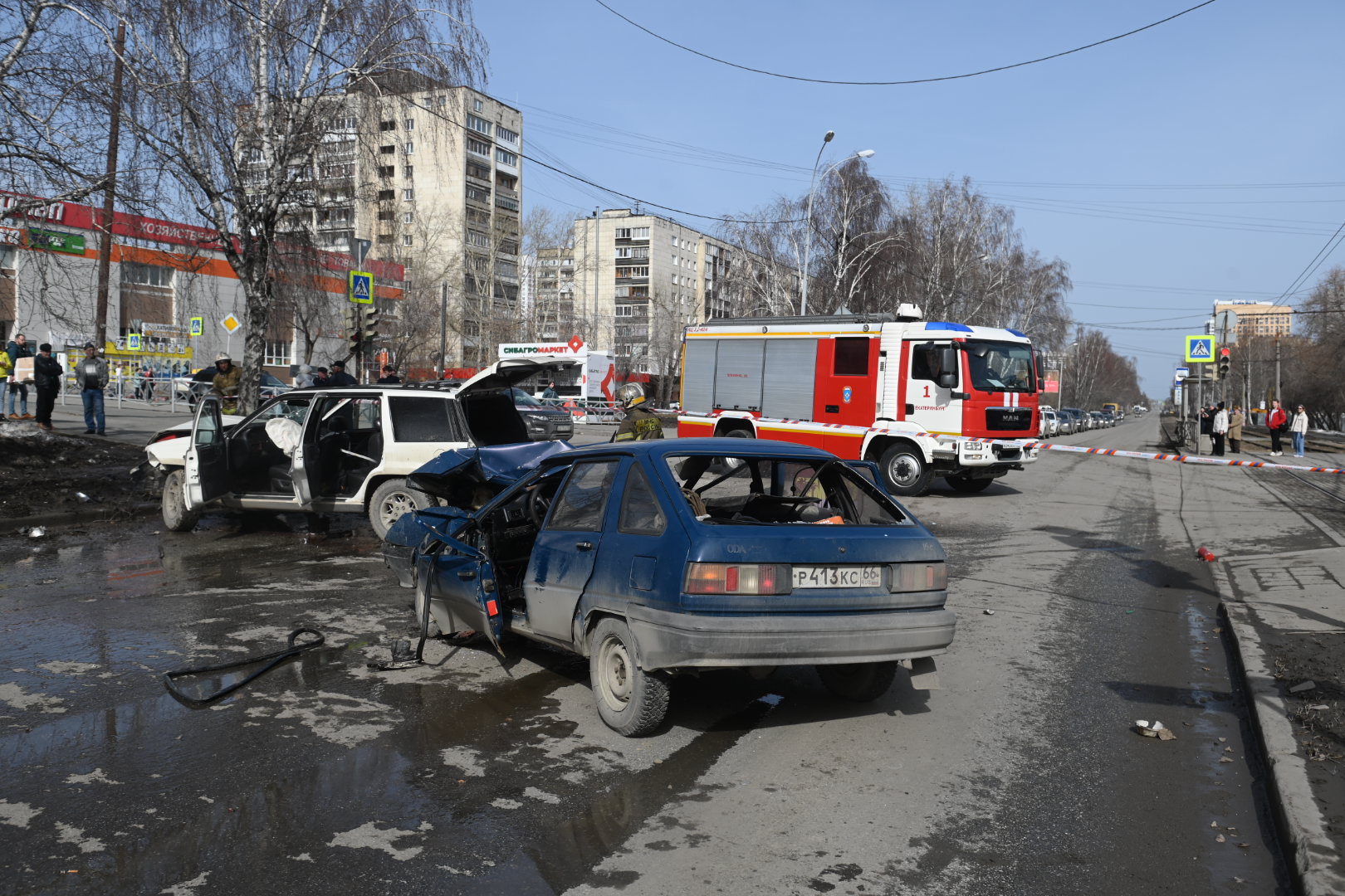 На Блюхера встало движение из-за аварии: фото и видео с места ДТП в  Екатеринбурге - 3 апреля 2024 - Е1.ру