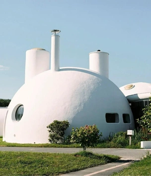 Деревня Ренуво в Бретани: архитектурная утопия 1960-х в форме пузырей