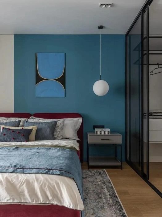 Цветовая гамма всей квартиры — жёлтый, синий, красный | Источник: Роман Спиридонов / myDecor