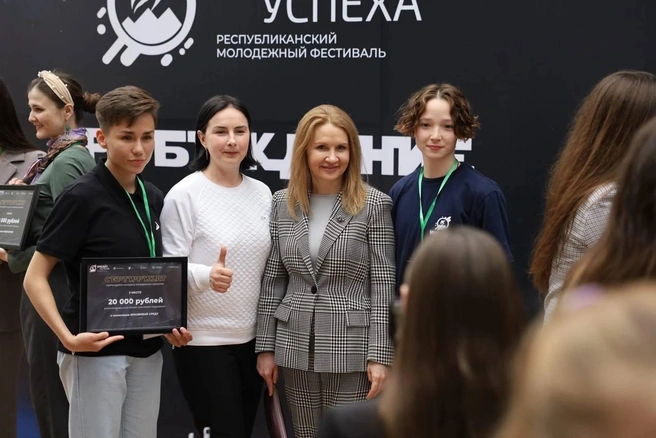 Наталья Орлова (в пиджаке с узором) на молодежном фестивале в 2022 году | Источник: Er.ru