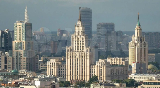 Дом на «Красных воротах» и гостиница «Ленинградская» находятся рядом | Источник: сайт объявлений