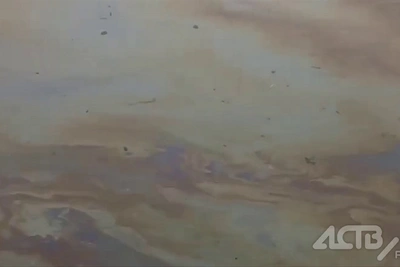 Очевидец снял разводы на воде, эксперты нашли море чистым
