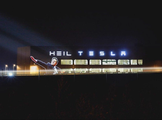 Heil Tesla: акция художников «Центра политической красоты» с фото зигующего Илона Маска на заводе в Берлине — фейк или факт?