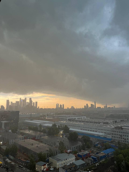 Метро затопило, Москва-Сити «пропал», а курьеры чуть не утонули: последствия урагана «Орхан» в Москве