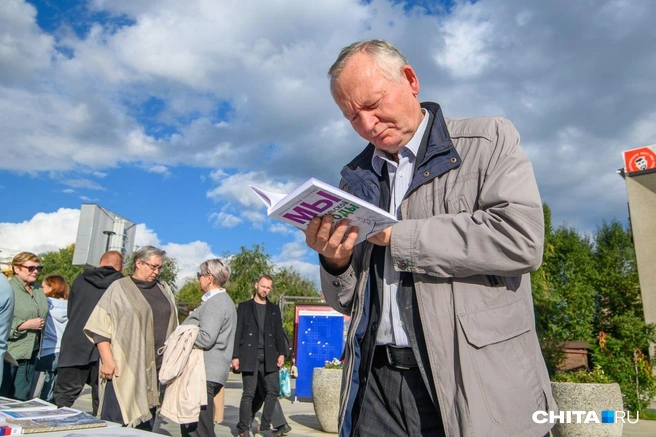 Первый губернатор Забайкалья Равиль Гениатулин держит книгу «Мы забайкальской породы» | Источник: Олег Фёдоров / CHITA.RU