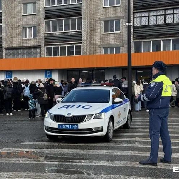 К месту смертельной аварии с тремя девочками под Екатеринбургом несут цветы и игрушки. Жена обвиняемого рассказала, что было до | Источник:  Кирилл Кушнов / Е1.RU