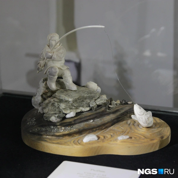 Художник изобразил рыбалку | Источник: Маргарита Резникова / NGS.RU