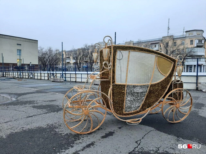 Карета стоит рядом с катком | Источник: Анастасия Баринова / 56.RU