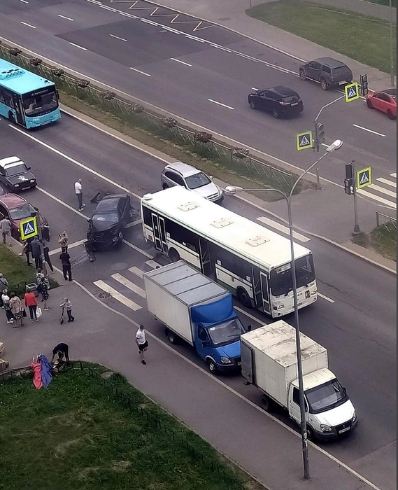 Volvo прилетел в автобус на светофоре на проспекте Героев | Источник: «ДТП и ЧП | Санкт-Петербург»