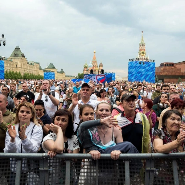 Публика во время выступления «Млады» на Красной площади | Источник: МЛАДАхор / vk.com, архив хора «Млада»