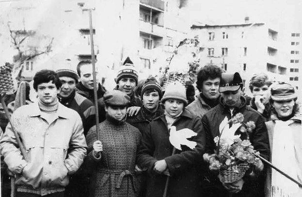 А так выглядели демонстранты 80-х. На фото ученики 58-й школы | Источник: Новосибирск в фотозагадках