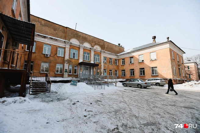 Из современного&nbsp;— конструкция для маломобильных пациентов на главном входе и евроокна | Источник: Наталья Лапцевич